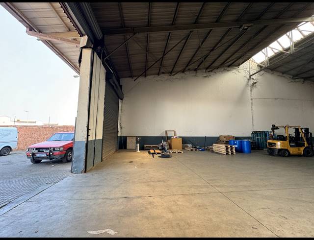 950M² WAREHOUSE TO LET IN JET PARK